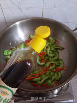 红椒炒苦瓜的做法步骤:7