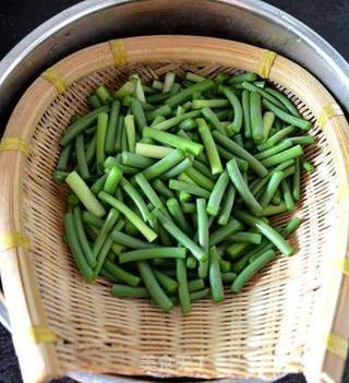 蒜苔炒鸡蛋的做法步骤:2