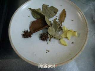 红烧肉煲---红烧肉不油腻做法的做法步骤:2
