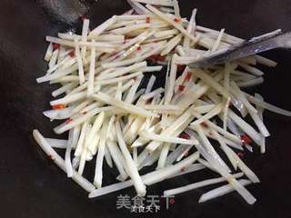 土豆一夏---香辣土豆丝的做法步骤:6