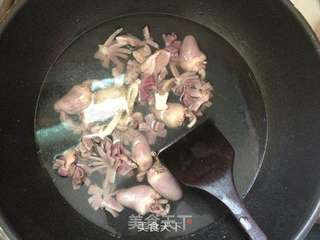 酸酸辣辣真美味-松茸螺蛳粉的做法步骤:2
