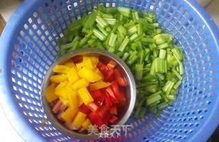 芹菜三丁的做法步骤：1