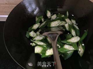 可口美容的炒菜——秋葵炒虾球的做法步骤:5