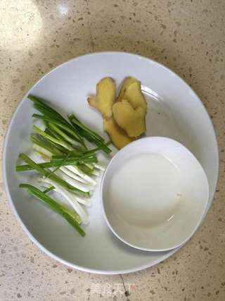 可口美容的炒菜——秋葵炒虾球的做法步骤:2