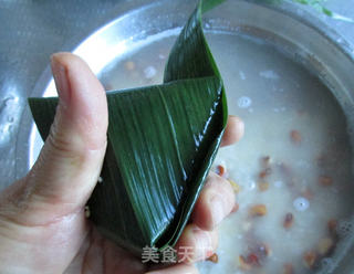 黄米核桃仁蜜枣粽的做法步骤:11