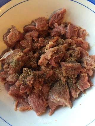 嫩炸牛肉的做法步骤:2