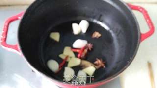 五花肉烧素鸡的做法步骤:4