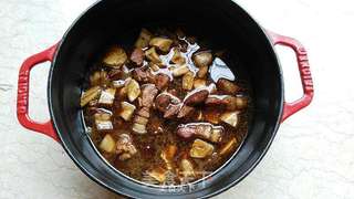 五花肉烧素鸡的做法步骤:10