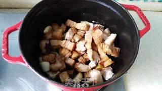 五花肉烧素鸡的做法步骤:6