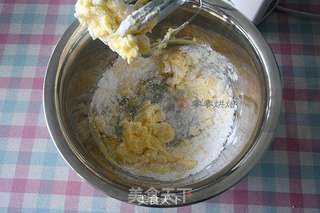 花朵蔓越莓曲奇饼干的做法步骤:5