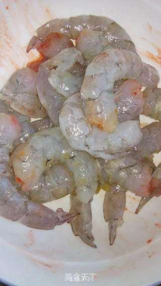 酸甜荔枝虾球的做法步骤:2