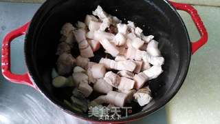 五花肉烧素鸡的做法步骤:5
