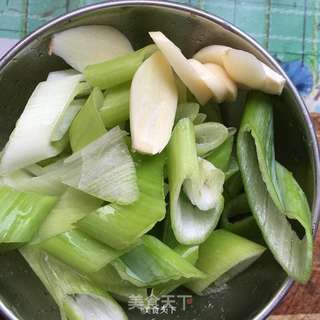 黑白无常戴绿帽高举红旗(山药清炒木耳)的做法步骤:3