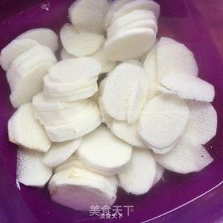 黑白无常戴绿帽高举红旗(山药清炒木耳)的做法步骤:2