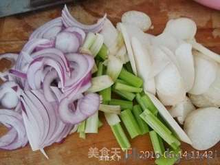 三汁焖锅的做法步骤:3