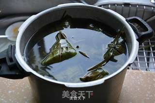 板栗蛋黄鲜肉粽的做法步骤:17