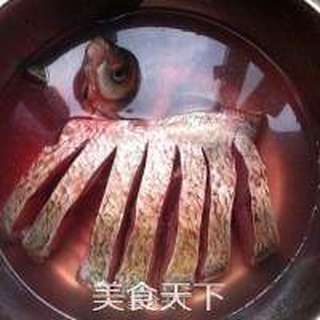 腊肠蒸鳊鱼的做法步骤:2