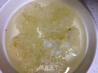 紫薯百合银耳羹的做法步骤:2