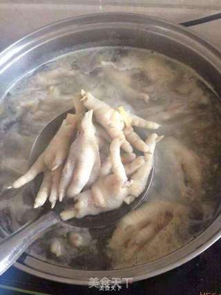 凉拌凤爪的做法步骤:2