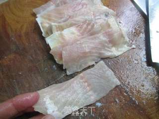 清蒸鲟鱼卷的做法步骤:3