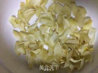 紫薯百合银耳羹的做法步骤:3