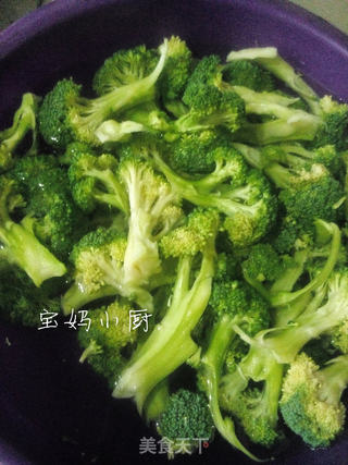 西兰花拌小木耳的做法步骤:2