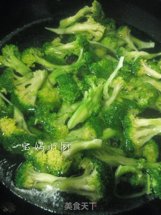 西兰花拌小木耳的做法步骤:5