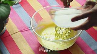 牛奶戚风蛋糕的做法步骤:3