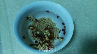 菊花枸杞豆浆---适合夏季的豆浆的做法步骤:2