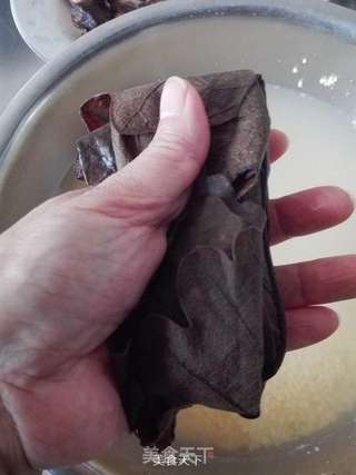 大黄米腊肉粽子的做法步骤:5