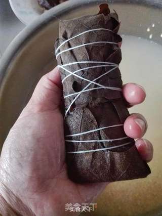 大黄米腊肉粽子的做法步骤:6