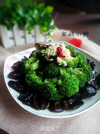 西兰花拌小木耳的做法步骤:8