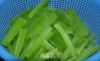 夏日清爽凉拌菜--麻油鲜香莴笋条的做法步骤：1