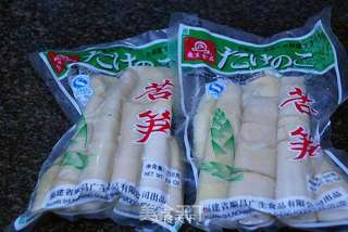爱吃肉的一道消暑去火菜--苦笋焖五花肉的做法步骤：1