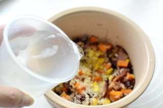 【田园腊肠焖饭】一个人的午饭更要美味的做法步骤:7