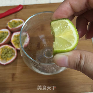 百香果青柠蜂蜜水的做法步骤:3