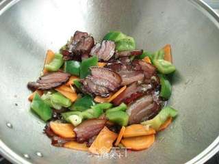 青椒炒腊肉的做法步骤:6