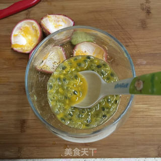 百香果青柠蜂蜜水的做法步骤:4