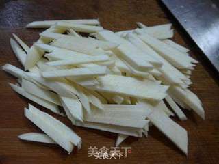 雪菜茭白炒鱿鱼的做法步骤:2