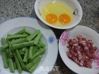 五花风肉梅豆炒鸡蛋的做法步骤：1