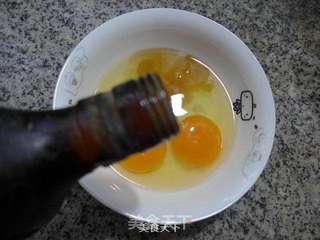 五花风肉梅豆炒鸡蛋的做法步骤:2