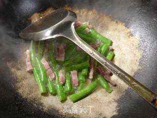五花风肉梅豆炒鸡蛋的做法步骤:7