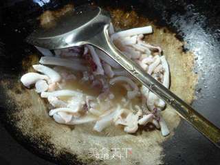 雪菜茭白炒鱿鱼的做法步骤:5