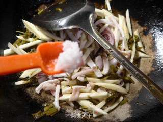 雪菜茭白炒鱿鱼的做法步骤:8