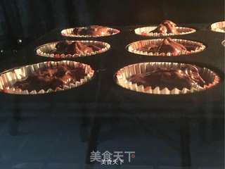 巧克力纸杯蛋糕的做法步骤:7