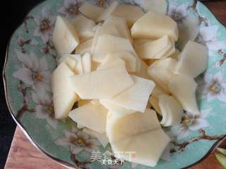 土豆片炒肉的做法步骤:2