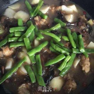 东北乱炖(小鸡炖蘑菇粉条土豆山药)的做法步骤:6