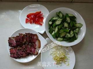 腊肉炒秋葵的做法步骤:3