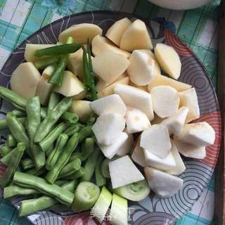 东北乱炖(小鸡炖蘑菇粉条土豆山药)的做法步骤:3
