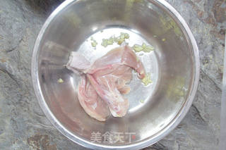 夜里想起了星爷的“烧鸡翼,我中意食......”的做法步骤:2